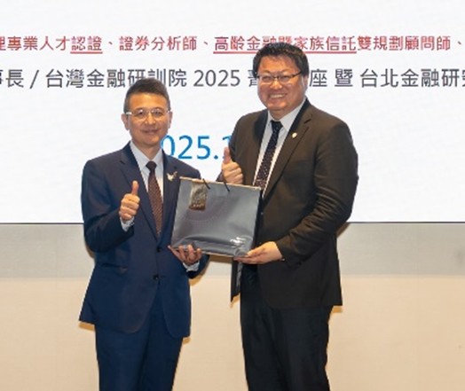 劉育誠老師與騰達高層合影