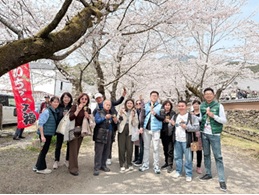 櫻花樹下合照